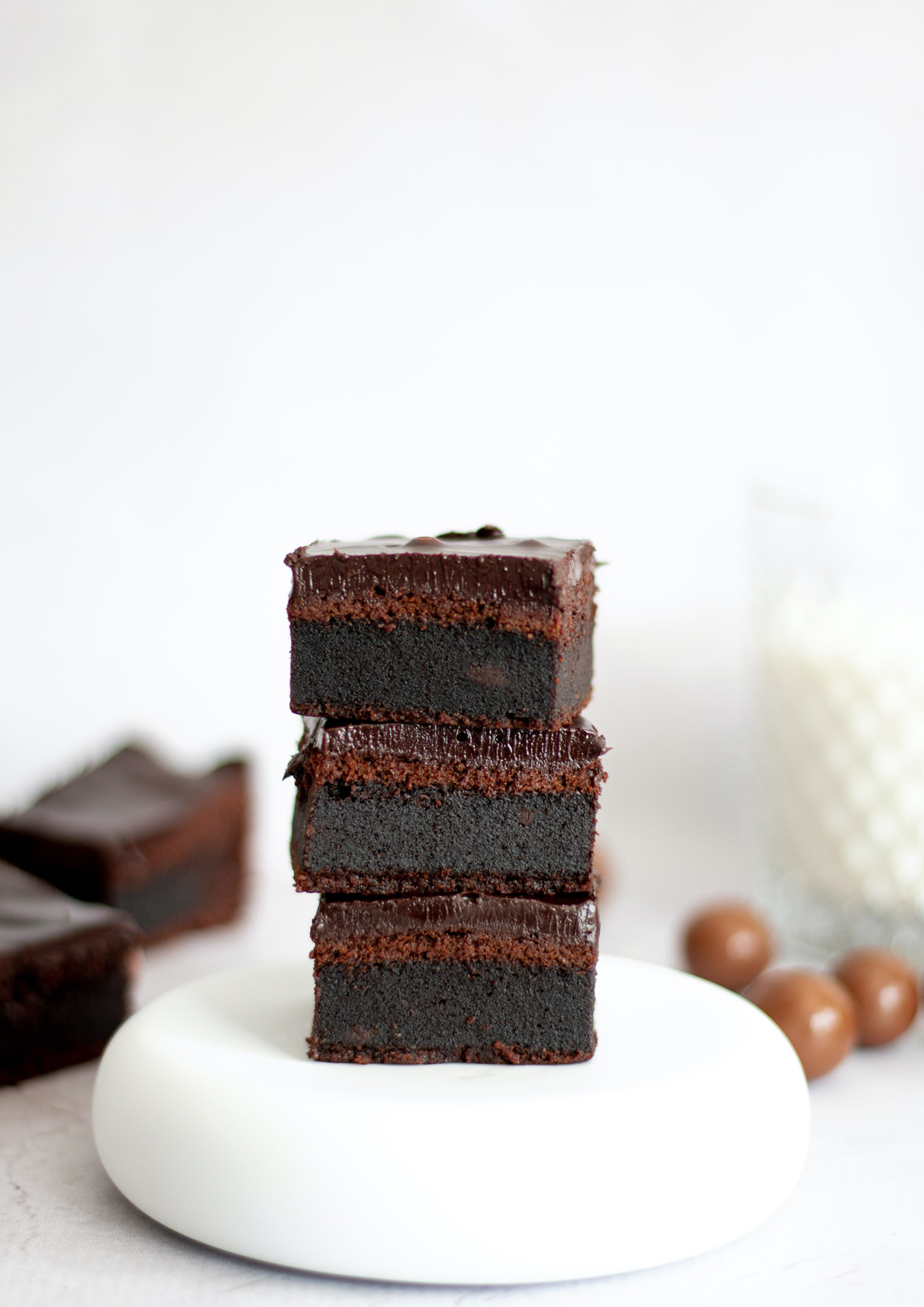 a photo of a chocolate brownie